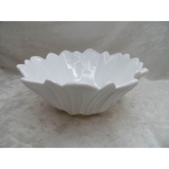 Lily Pons Indiana Milk Glass Candy Dish Bowl Flower White 7" Sunflower Design - Picture 3 of 7